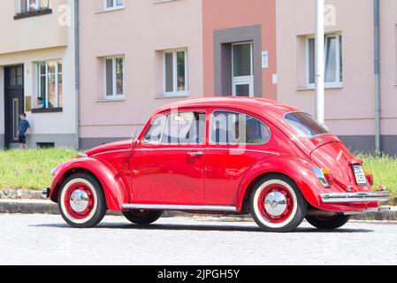 Prostejov Tschechische Republik, Mai 20. 2018. Volkswagen Beatle Modell während der historischen Auto-Parade. Wolkswagen driwen in einer Straße. Stockfoto