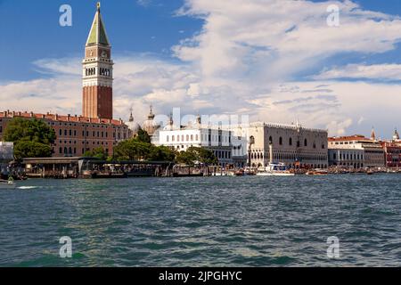 VENEDIG, ITALIEN - 18. MAI 2018: Blick auf den Dogenpalast und den Campanila San Marco. Stockfoto