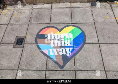 Darlington, Großbritannien. 18.. August 2022. Die Stadt feierte ein Gay Pride Wochenende und schmückte die Bürgersteige mit Regenbogenemblemen. Bild: David Dixon / Alamy Stockfoto