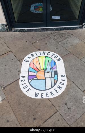 Darlington, Großbritannien. 18.. August 2022. Die Stadt feierte ein Gay Pride Wochenende und schmückte die Bürgersteige mit Regenbogenemblemen. Bild: David Dixon / Alamy Stockfoto