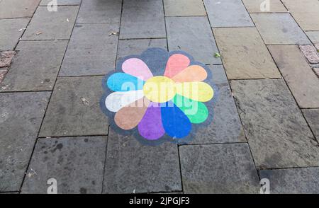 Darlington, Großbritannien. 18.. August 2022. Die Stadt feierte ein Gay Pride Wochenende und schmückte die Bürgersteige mit Regenbogenemblemen. Bild: David Dixon / Alamy Stockfoto