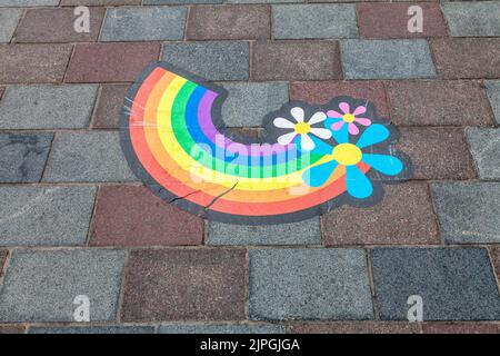 Darlington, Großbritannien. 18.. August 2022. Die Stadt feierte ein Gay Pride Wochenende und schmückte die Bürgersteige mit Regenbogenemblemen. Bild: David Dixon / Alamy Stockfoto