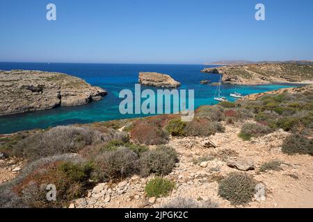 Wunderschöne blaue Lagune auf der europäischen Comino Insel in Malta, klarer blauer Himmel in 2022 warmen sonnigen Frühlingstag im Mai. Stockfoto