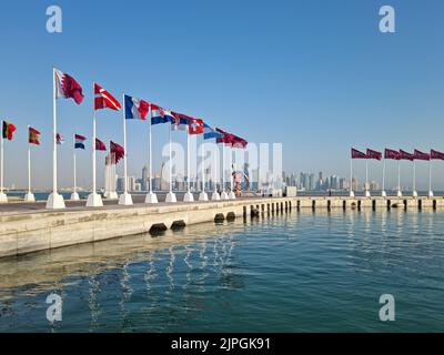 DOHA, KATAR - 26. NOVEMBER 2021: Flaggen der qualifizierten Länder für die FIFA Fußball-Weltmeisterschaft Katar 2022 in Corniche Doha. Stockfoto