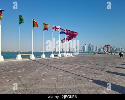 DOHA, KATAR - 26. NOVEMBER 2021: Flaggen der qualifizierten Länder für die FIFA Fußball-Weltmeisterschaft Katar 2022 in Corniche Doha. Stockfoto