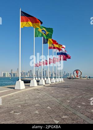 DOHA, KATAR - 26. NOVEMBER 2021: Flaggen der qualifizierten Länder für die FIFA Fußball-Weltmeisterschaft Katar 2022 in Corniche Doha. Stockfoto