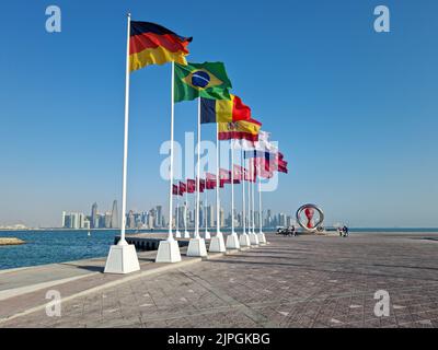 DOHA, KATAR - 26. NOVEMBER 2021: Flaggen der qualifizierten Länder für die FIFA Fußball-Weltmeisterschaft Katar 2022 in Corniche Doha. Stockfoto