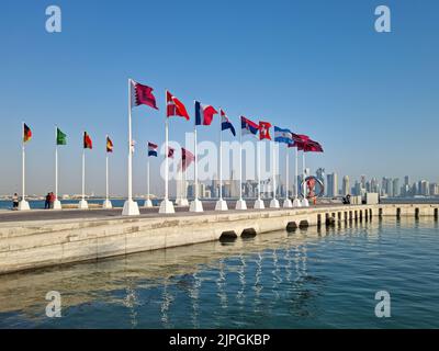 DOHA, KATAR - 26. NOVEMBER 2021: Flaggen der qualifizierten Länder für die FIFA Fußball-Weltmeisterschaft Katar 2022 in Corniche Doha. Stockfoto