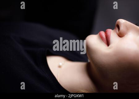 Junge Frau Porträt mit rosa Pigment permanente Tattoo Lippen Stockfoto