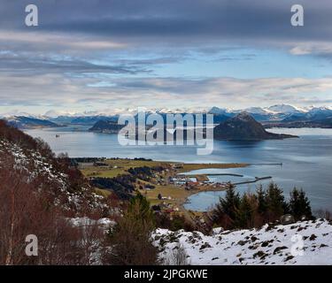 Blick auf Ålesund von Godøy, Sunnmøre, Møre Og Romsdal, Norwegen. Stockfoto