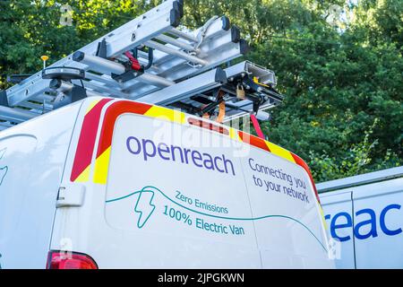 Rückansicht eines Openreach, BT Elektro-Transporters mit Dachleitern. Stockfoto