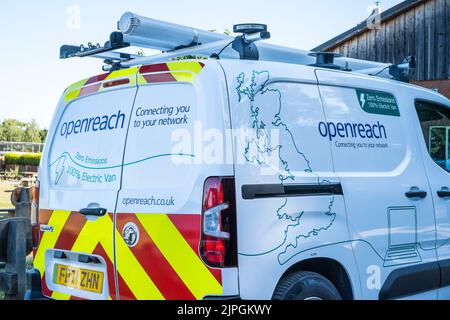 Heck- und Seitenansicht eines BT-Transporters mit Openreach-Stromversorgung und isolierten Dachleitern im Freien in Großbritannien. Stockfoto