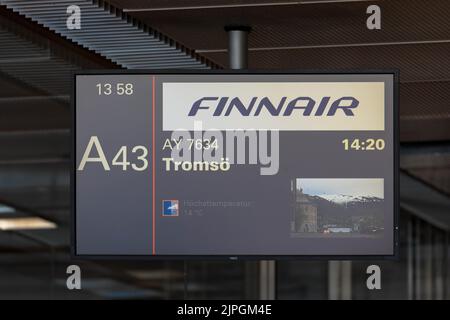 Abflug-Bord mit Fluginformationen. Von Finnair nach Tromso. Uhrzeit, Gate und Flugnummer. Bildschirm mit Fluginformationen. Hamburg, Den 22. Juli 2022 Stockfoto