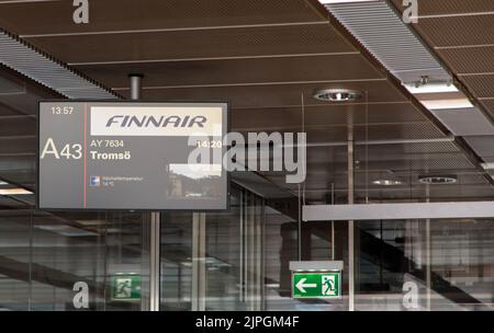 Abflug-Bord mit Fluginformationen. Von Finnair nach Tromso. Uhrzeit, Gate und Flugnummer. Bildschirm mit Fluginformationen. Hamburg, Den 22. Juli 2022 Stockfoto