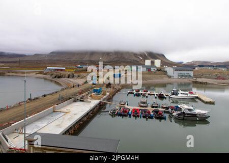 Hafen von NY Alesund. Kleine Stadt eines norwegischen Archipels zwischen Norwegen und dem Nordpol. Die nördlichste zivile Siedlung der Welt. Stockfoto