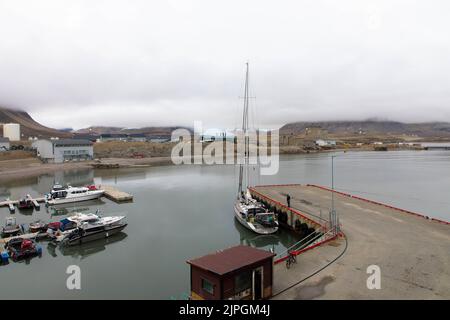 Hafen von NY Alesund. Kleine Stadt eines norwegischen Archipels zwischen Norwegen und dem Nordpol. Die nördlichste zivile Siedlung der Welt. Stockfoto