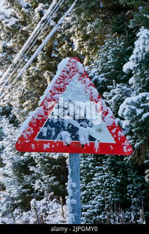 Straßenschild während eines kalten Winterblizzards auf Godøy, Sunnmøre, Møre Og Romsdal, Norwegen. Stockfoto