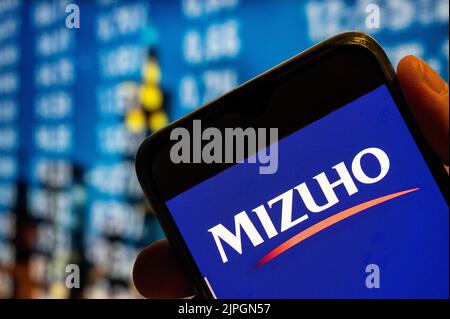 In dieser Abbildung wird das Logo des japanischen multinationalen Banken- und Finanzdienstleisters Mizuho Bank auf einem Smartphone-Bildschirm angezeigt. Stockfoto