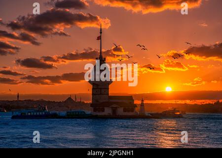 Toller Sonnenuntergang am Maiden Tower. Der Maiden-Turm ist ein Wahrzeichen der Skyline Istanbuls und blickt auf eine reiche Geschichte zurück, die bis ins 4. Jahrhundert zurückreicht Stockfoto