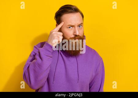 Foto von schweren unsicher Mann tragen violette Sweatshirt Finger Stirn vergessen wichtige Sache isoliert gelbe Farbe Hintergrund Stockfoto