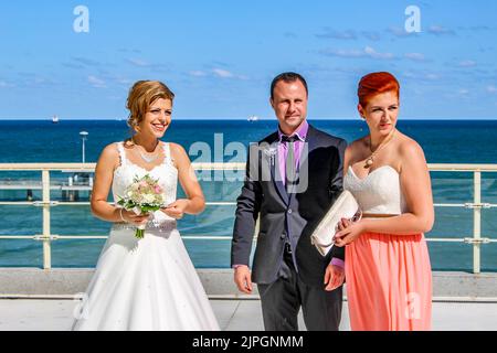 Hochzeit. Hochzeit am Meer. Junges verliebtes Paar, bärtiger Bräutigam und Braut im Hochzeitskleid am Meer. Stockfoto