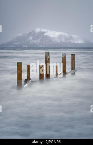 Minimalistischer Blick auf einen überfluteten Steg auf Godøy, Sunnmøre, Møre Og Romsdal, Norwegen. Stockfoto
