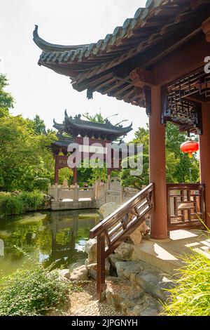 Der Luisenpark in Mannheim, mit Teehäusern und grünen Bäumen im Hintergrund Stockfoto