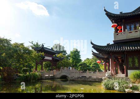 Der Luisenpark in Mannheim, mit Teehäusern und grünen Bäumen im Hintergrund Stockfoto