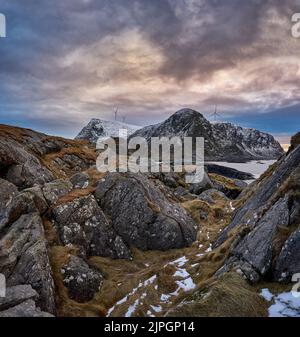 Haramsøya mit Windkraftanlagen auf seinem Berg, Ålesund, Møre Og Romsdal, Norwegen. Stockfoto