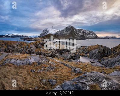 Haramsøya mit Windkraftanlagen auf seinem Berg, Ålesund, Møre Og Romsdal, Norwegen. Stockfoto