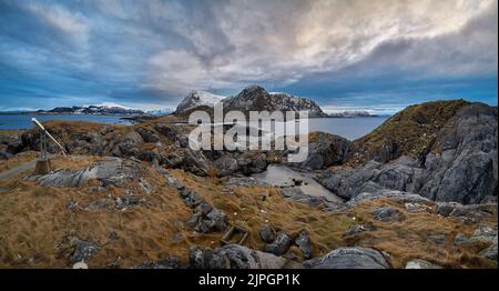 Haramsøya mit Windkraftanlagen auf seinem Berg, Ålesund, Møre Og Romsdal, Norwegen. Stockfoto