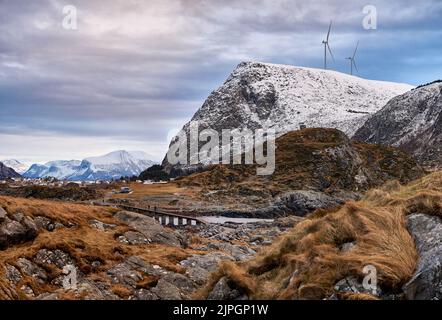 Haramsøya mit Windkraftanlagen auf seinem Berg, Ålesund, Møre Og Romsdal, Norwegen. Stockfoto