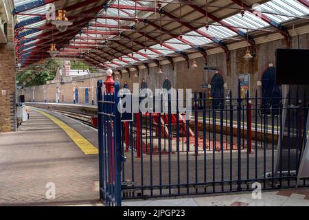 Windsor, Großbritannien. 18.. August 2022. Ein weiterer nationaler Eisenbahnstreik findet heute in einem Lohnstreit statt. Es war sehr ruhig an der Windsor und Eton Riverside Station, da viele Leute beschlossen haben, von zu Hause aus zu arbeiten. Südwestliche Züge fuhren jedoch immer noch von und nach Waterloo. Quelle: Maureen McLean/Alamy Live News Stockfoto