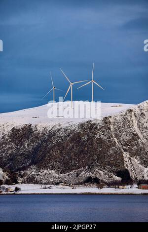 Haramsøya mit Windkraftanlagen auf seinem Berg, Ålesund, Møre Og Romsdal, Norwegen. Stockfoto