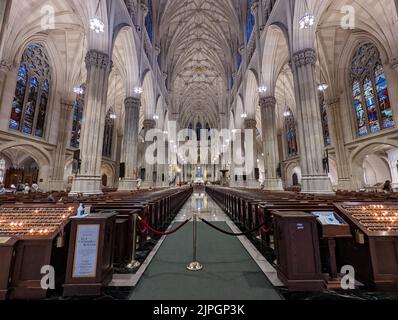 Die wunderschöne St. Patrick's Cathedral in New York City von innen Stockfoto