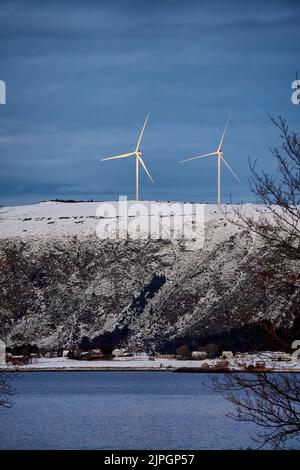 Haramsøya mit Windkraftanlagen auf seinem Berg, Ålesund, Møre Og Romsdal, Norwegen. Stockfoto