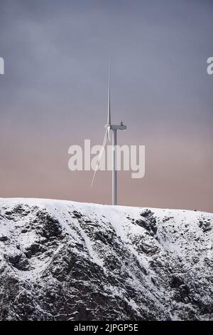 Haramsøya mit Windkraftanlagen auf seinem Berg, Ålesund, Møre Og Romsdal, Norwegen. Stockfoto