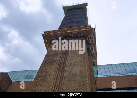 Blick auf den Hauptrauchstein-Turm mit Gerüsten, der gerade renoviert wird. Im Tate Modern Museum in London, Großbritannien. Stockfoto