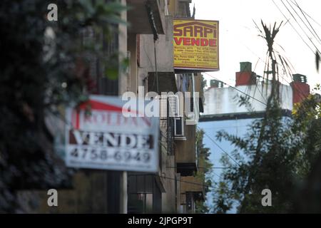 Buenos Aires, Argentinien. 10. August 2022. An einer Fassade hängen Schilder zum Verkauf. Mit einer Inflationsrate von 71 Prozent befindet sich die Kaufkraft Argentinier in einem permanenten Rückgang. Kredit: Claudio Santisteban/dpa/Alamy Live Nachrichten Stockfoto