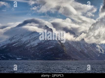 Das prächtige Hjørundfjord zwischen den Sunnmøre Alpen, Møre Og Romsdal, Norwegen. Stockfoto