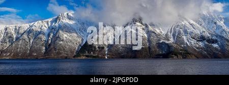 Das prächtige Hjørundfjord zwischen den Sunnmøre Alpen, Møre Og Romsdal, Norwegen. Stockfoto