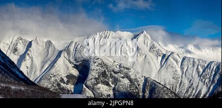 Das prächtige Hjørundfjord zwischen den Sunnmøre Alpen, Møre Og Romsdal, Norwegen. Stockfoto