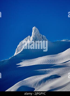 Das prächtige Hjørundfjord zwischen den Sunnmøre Alpen, Møre Og Romsdal, Norwegen. Stockfoto