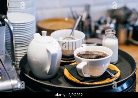Ein Tablett mit schwarzem Kaffee und Milch in einer Restaurantbar Stockfoto