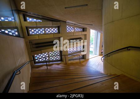 Eine geschwungene Treppe mit Lochfensterbehandlung. Im von Herzog & de Meuron entworfenen Blavatnik-Gebäude des Tate Modern Museum in London, U Stockfoto