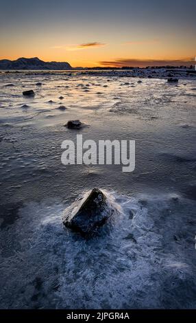 Vigra während eines Winteruntergangs, Giske, Ålesund, Sunnmøre Møre Og Romsdal, Norwegen. Stockfoto