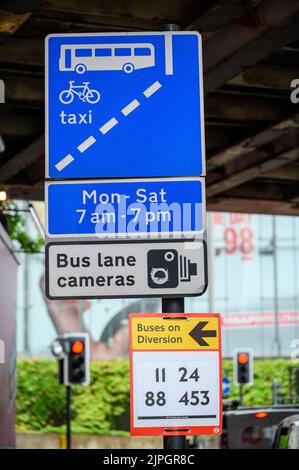 LONDON - 20. Mai 2022: Permanente und temporäre Verkehrsschilder auf dem Postweg i in der Nähe der Waterloo Station Stockfoto