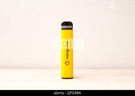 Vape gelbe Mango elektronische Zigarette beliebtes System IZI  Stockfotografie