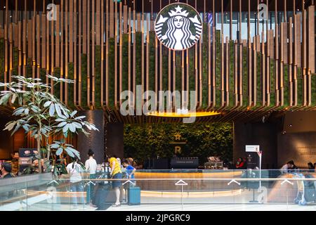 Premium-Storefront The Starbucks Reserve, verbessern Sie Ihr Kaffeetrinkerlebnis für Touristen am Jewel Changi Airport, Singapur. Stockfoto