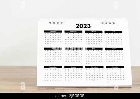 12 Monate Tischkalender 2023 auf Holzhintergrund. Stockfoto